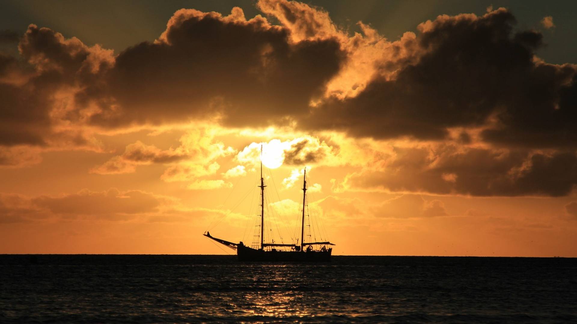 Day or Sunset Private Cruise in Santorini